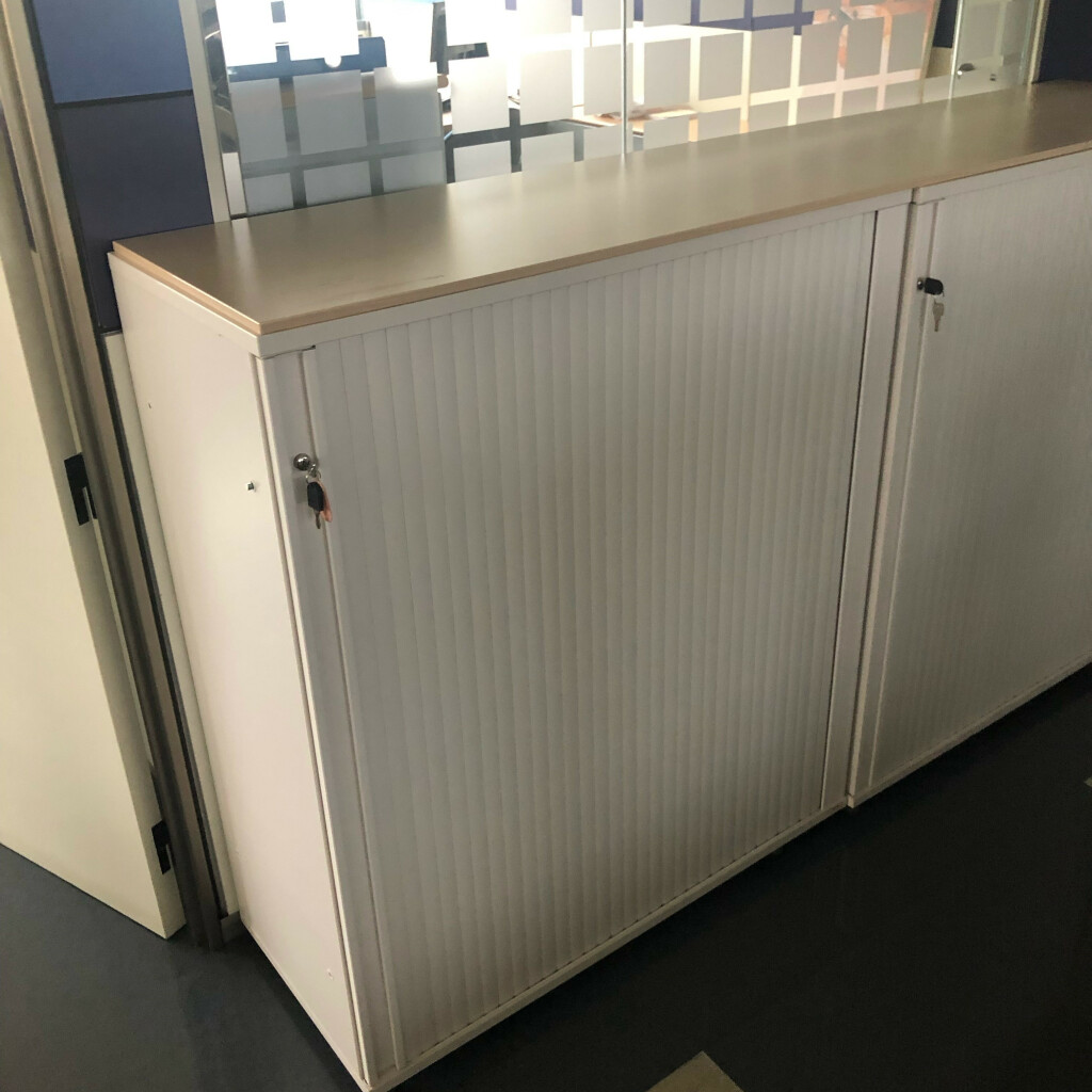 Donación de excedentes de material - Armario blanco con puertas